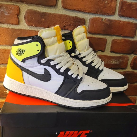 Air Jordan 1 Retro High OG 'Volt Gold' Youth 7 - Picture 2 of 4